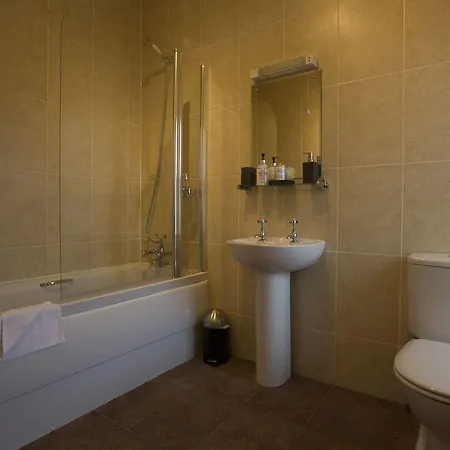 Chellowdene 4*
